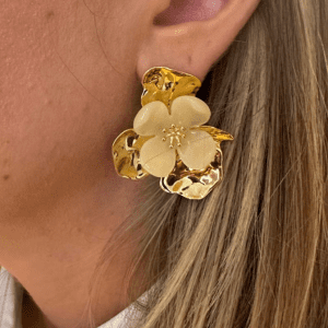 Fleur élégance, boucles d'oreilles en acier inoxydable, qui resiste à l'eau, de la bijouterie fantaisie Zalia Bijoux proche de voiron 38500