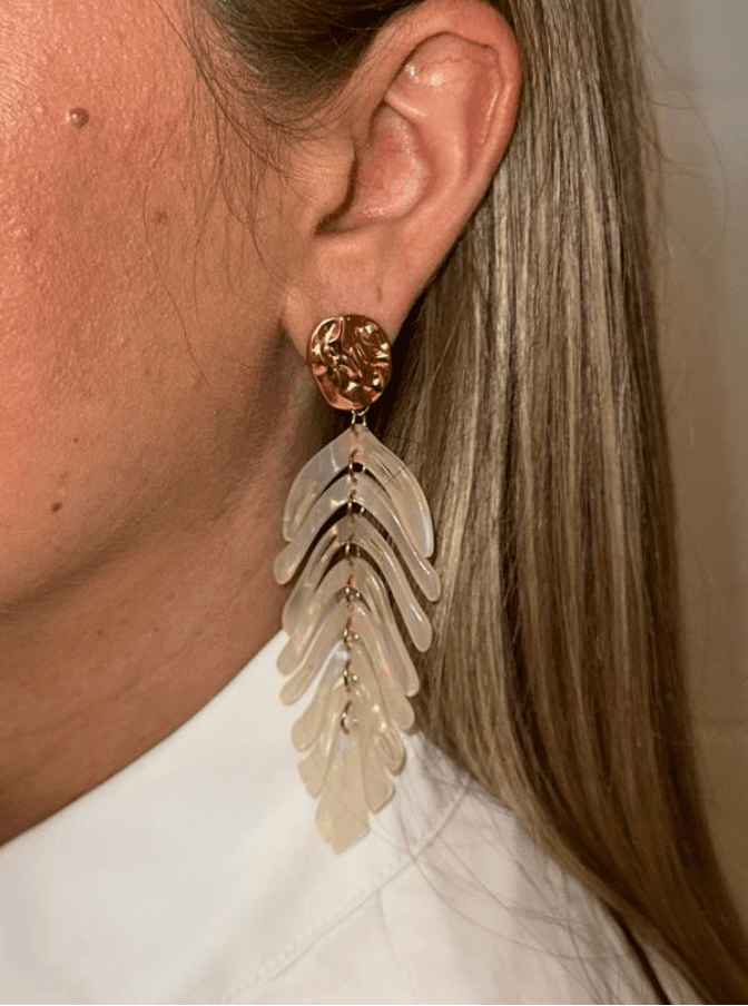 Feuille de nacre, boucles d'oreilles en acier inoxydable, qui resiste à l'eau, de la bijouterie fantaisie Zalia Bijoux proche de voiron 38500