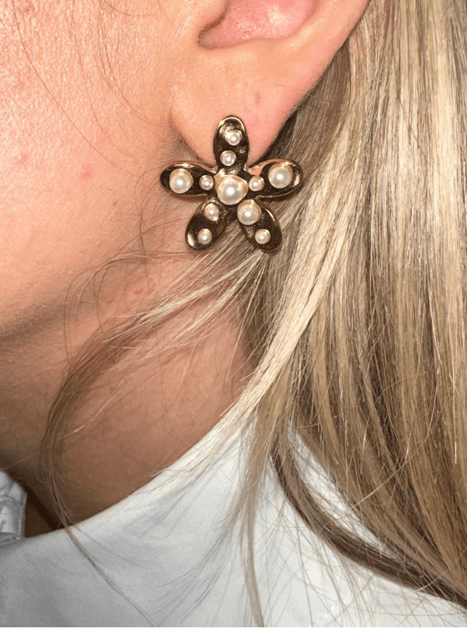 Fleur de perle, boucles d'oreilles en acier inoxydable, qui resiste à l'eau, de la bijouterie fantaisie Zalia Bijoux proche de voiron 38500
