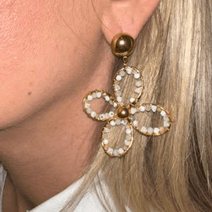 Marguerite perlée, boucles d'oreilles en acier inoxydable, qui resiste à l'eau, de la bijouterie fantaisie Zalia Bijoux proche de voiron 38500