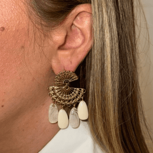 Nacre hispanique, boucles d'oreilles en acier inoxydable, qui resiste à l'eau, de la bijouterie fantaisie Zalia Bijoux proche de voiron 38500